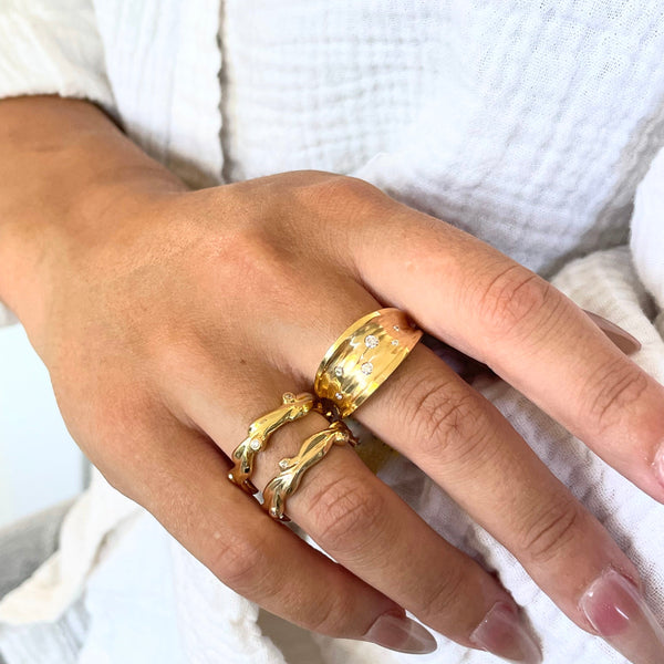 Gold ring with 6 diamonds