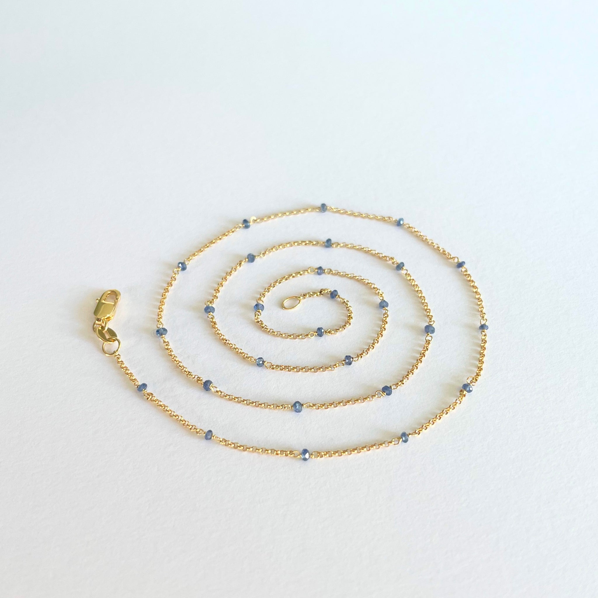 Gold necklace with sapphires