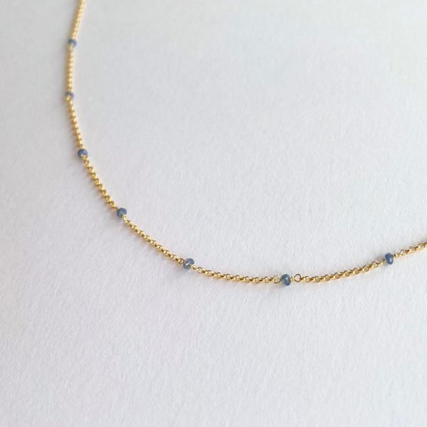 Gold necklace with sapphires