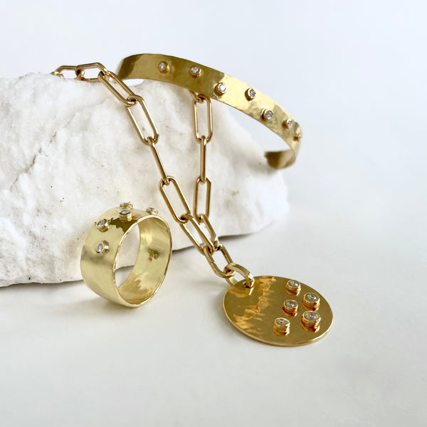 Gold ring hammered with diamonds