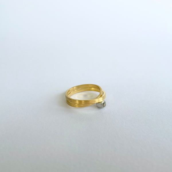 Gold infinity ring with diamond