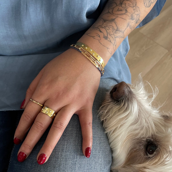 Gold ring hammered with diamonds