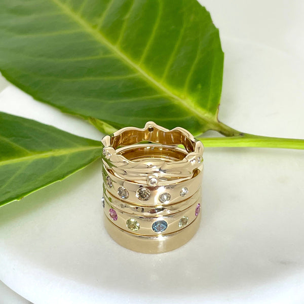 Gold ring with 6 diamonds