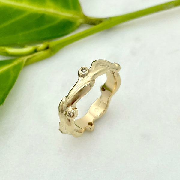 Gold ring with 6 diamonds