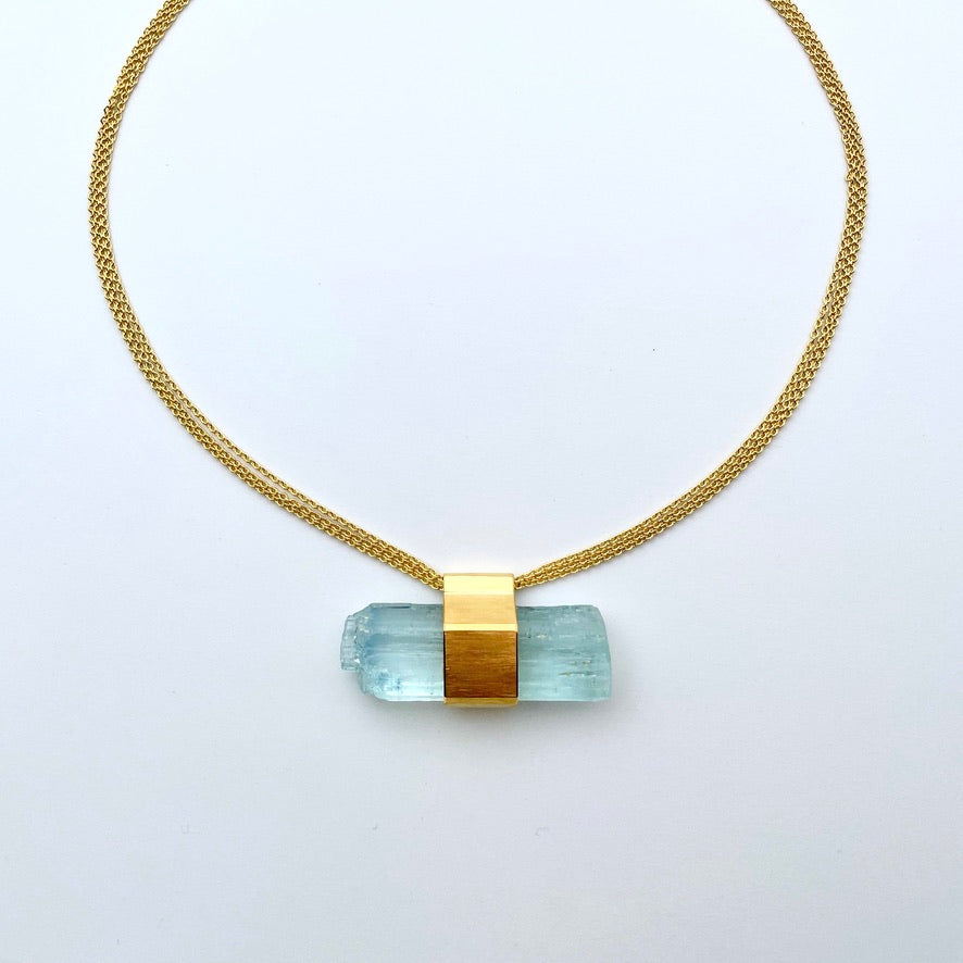 Gold necklace with aquamarine