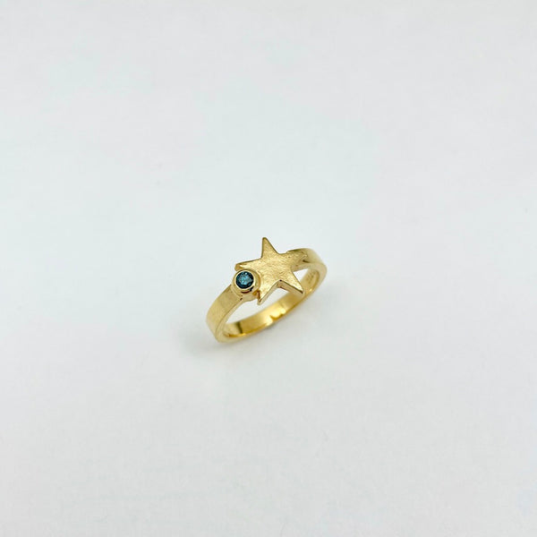 Gold star ring with diamond