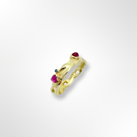 Gold ring with 2 rubies and blue diamond