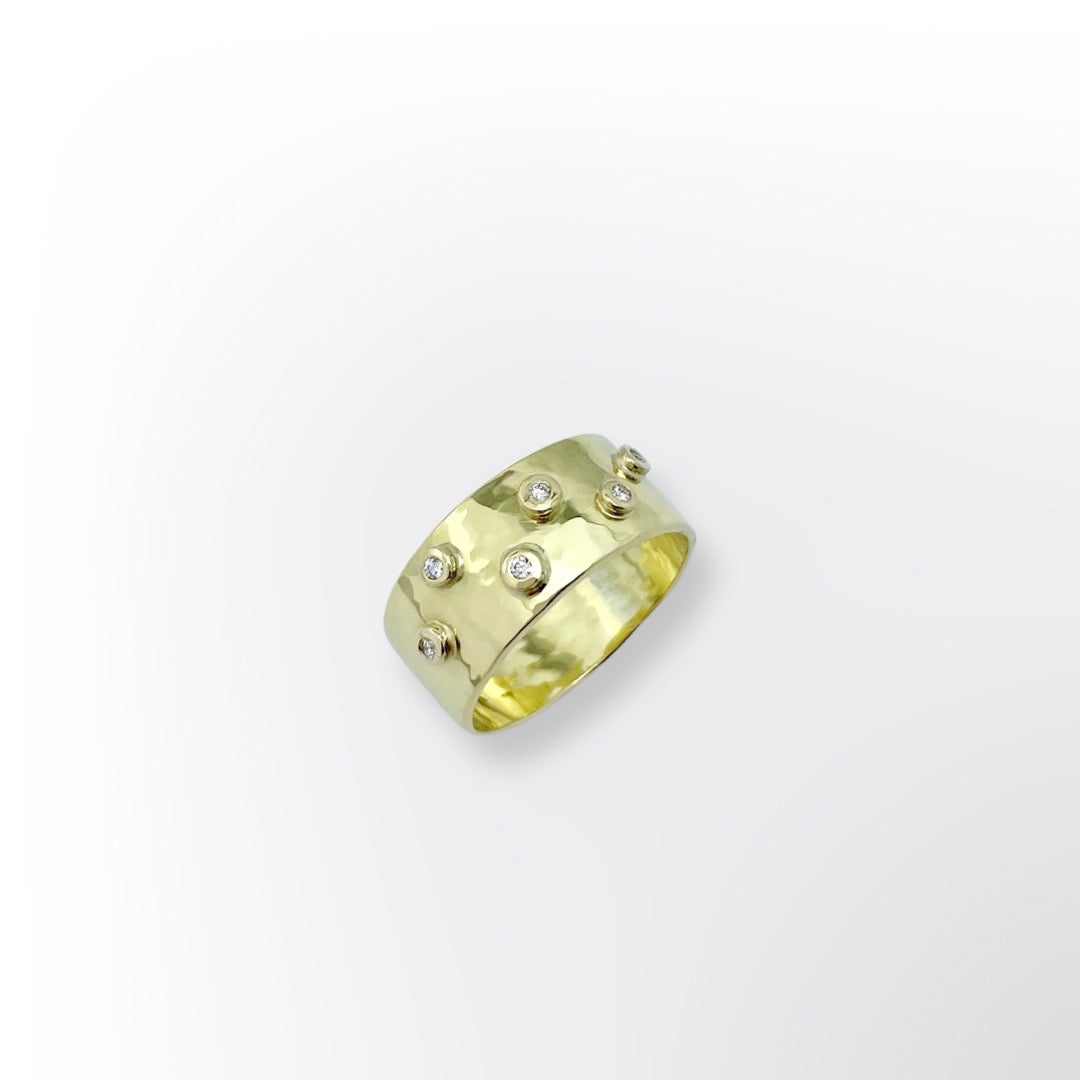 Gold ring hammered with diamonds