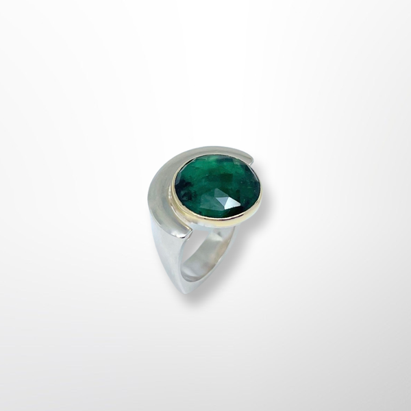 Ring with round emerald