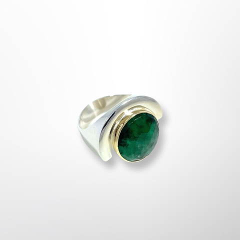 Ring with round emerald